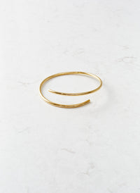 gold-twist-cuff-bracelet_studio_image