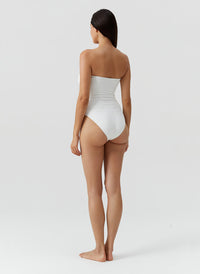 alicante-mazy-white-swimsuit_models_2026_B 