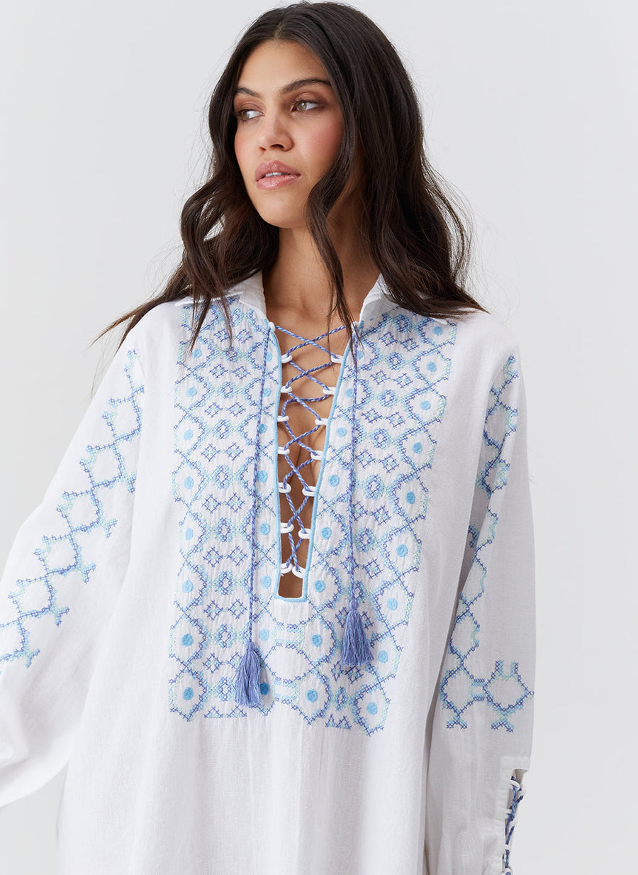 ayla-white-blue-top_model_2026_closeup_2 