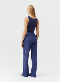 betty-navy-trouser_model_2025_B 