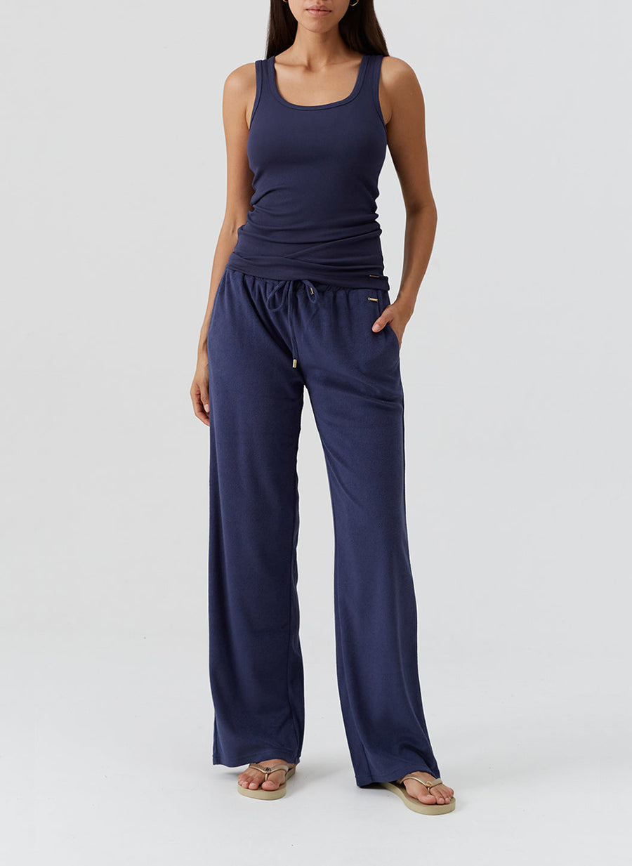 betty-navy-trouser_model_2026_F 