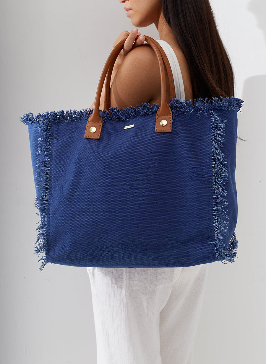 cap-ferrat-navy-tote_model 
