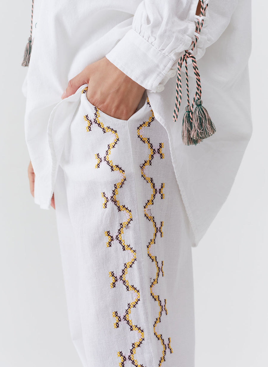 elvie-white-trousers_model_2026_closeup 