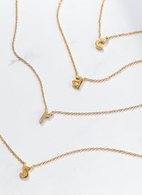 gold-r-letter-pendant_studio_image 