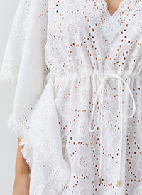 ivy-white-kaftan_closeup 