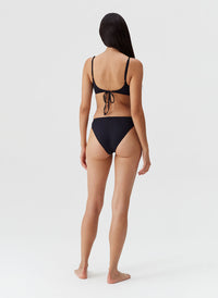 kailua-black-bikini-top_model_2027_B 