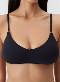 kailua-black-bikini-top_model_2027_closeup 
