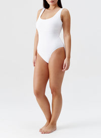 kos-white-swimsuit_curvemodel_2024_F