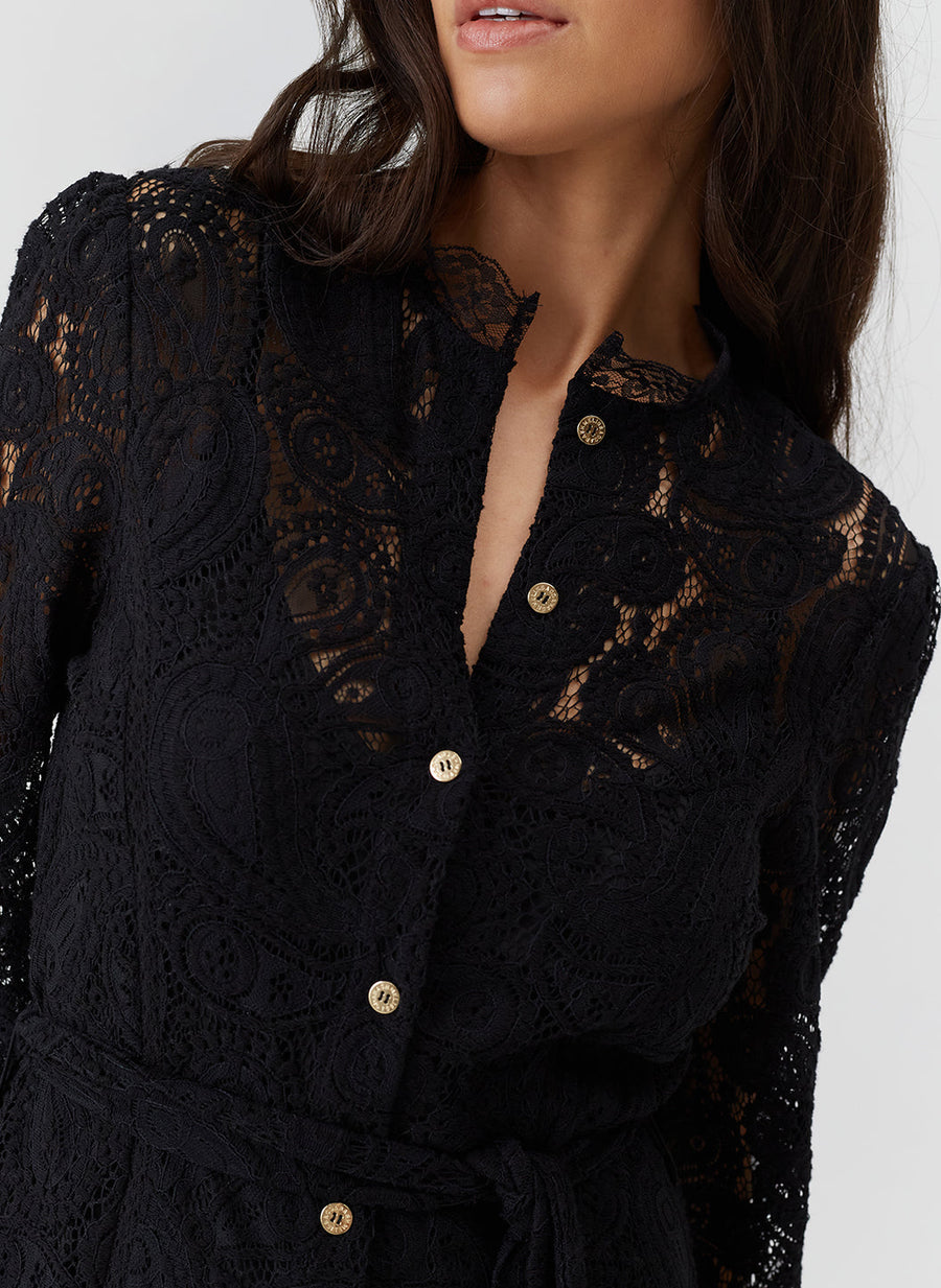 leila-black-dress_model_2026_closeup 