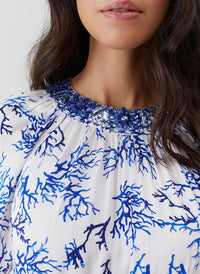 maelis-coral-dress_model_2026_closeup 