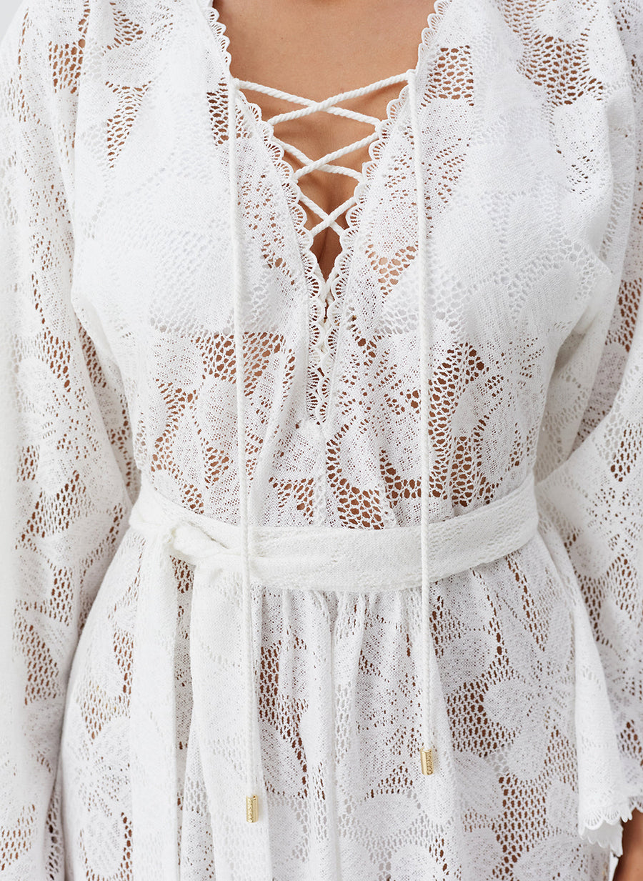 nina-white-flowers-kaftan_models_2027_closeup 