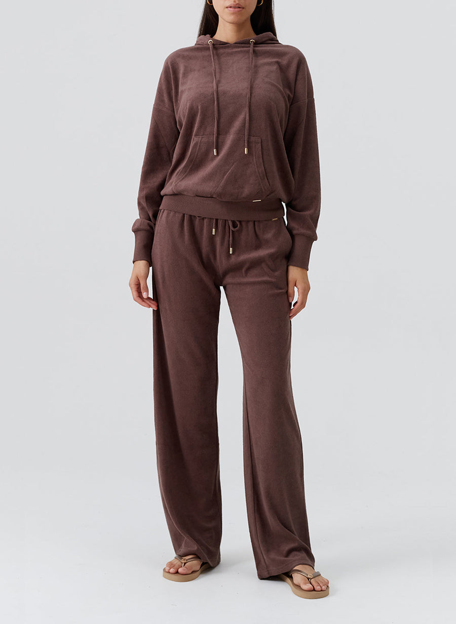 nora-coffee-hoodie_model_2026_F 