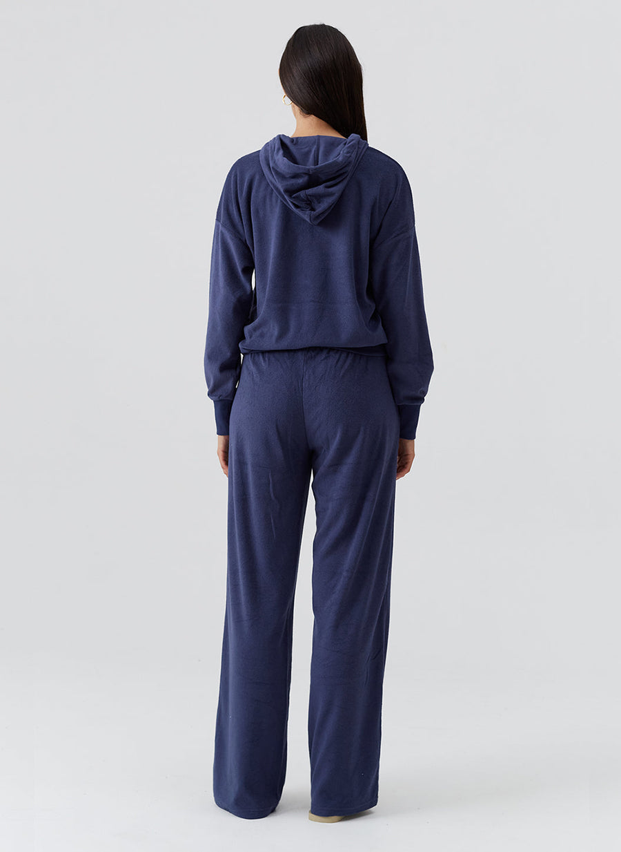 nora-navy-hoodie_model_2026_B 