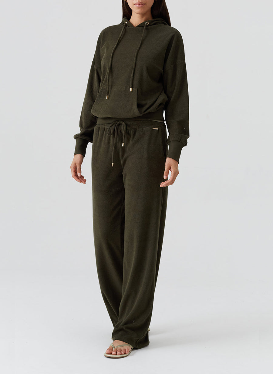 nora-olive-hoodie_model_2026_F2 