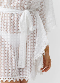 petra-white-kaftan_closeup 