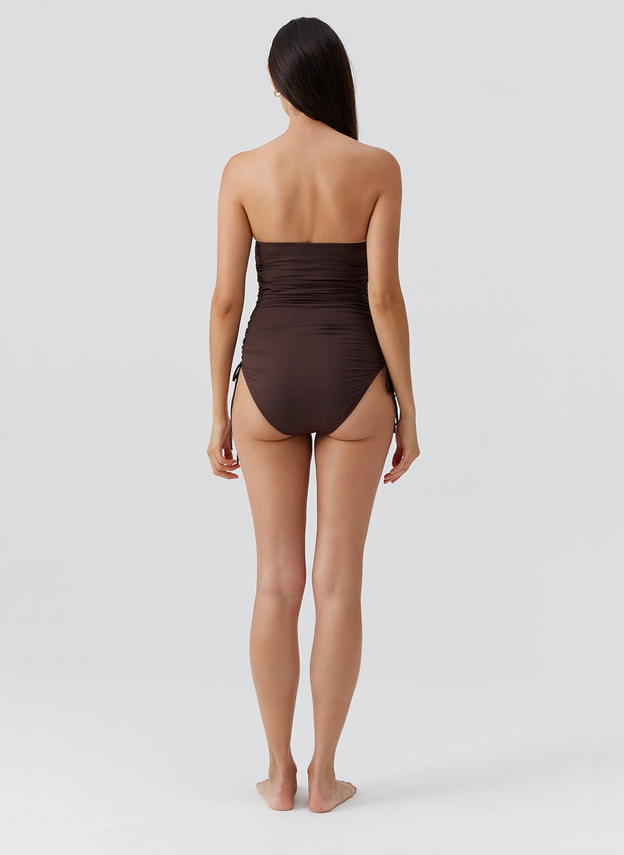 sydney-brown-swimsuit_models_2026_B 