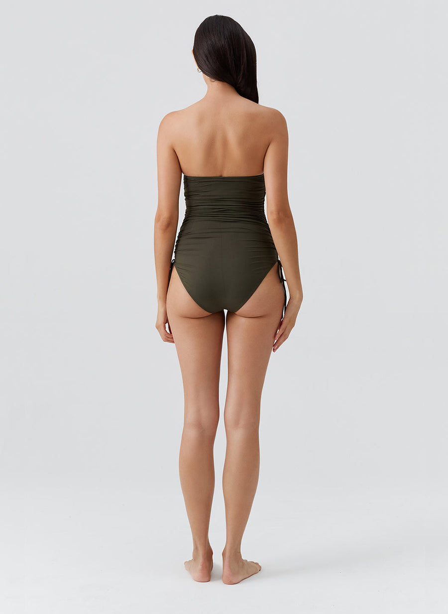 sydney-olive-swimsuit_models_2026_B 