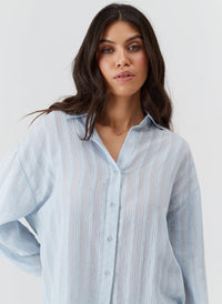 ziggy-pale-blue-shirt_model_2026_closeup_2 